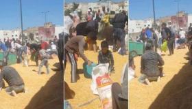 “فيديو”شاهد انقلاب شاحنة مملوءة بالحبوب..والمواطنون ينهبونها نهبا متوحشا