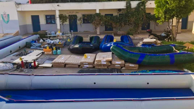 الأمن يعرض محجوزات تفكيك شبكة للهجرة بالناظور..