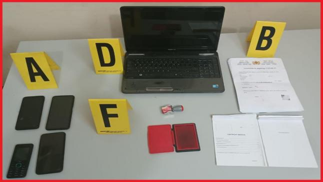 توقيف ثلاثة أشخاص بتهمة تزوير شواهد طبية واختبارات الكشف عن كوفيد-19 وجوازات للتلقيح..