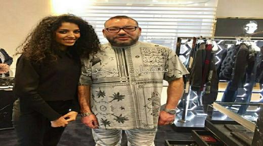 الملك محمد السادس ينشر صورة لقميص كتب بحروف عربية.. يثير اعجاب رواد مواقع التواصل الإجتماعي