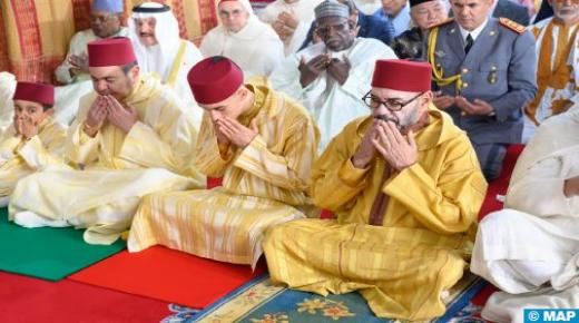أمير المؤمنين يؤدي صلاة عيد الفطر بالمسجد المحمدي بالدار البيضاء ويتقبل التهاني بهذه المناسبة السعيدة￼