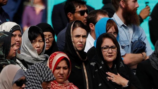 بحضور رئيسة الوزراء تأبين ضحايا مجزرة نيوزيلندا بالصلاة والحجاب ورفع الأذان عبر الإذاعة والتلفزيون