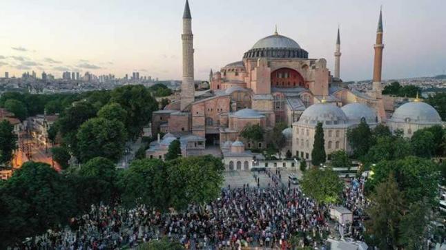 آلاف الأتراك يؤدون أول صلاة جمعة في مسجد آيا صوفيا منذ 86 عاما..