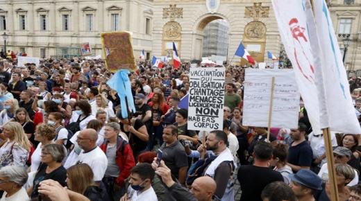 نحو ربع مليون فرنسي يحتجون ضد التلقيح الإجباري ..