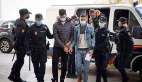 شاهد “فيديو” لحظة فرار “20 شابا مغربيا” من طائرة متجهة إلى تركيا حطّت اضطراريا بإسبانيا..