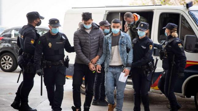 بعد فرارهم من طائرة.. محكمة إسبانية تفرج عن 22 مهاجرا مغربيا￼