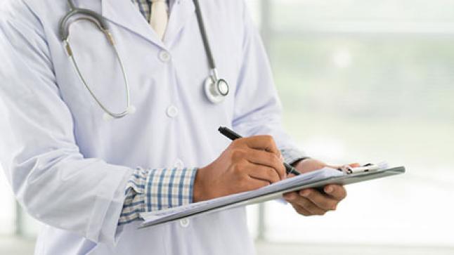 مرسوم جديد يلزم الأطباء المغاربة بتحسين خطهم في كتابة وصفات الأدوية..