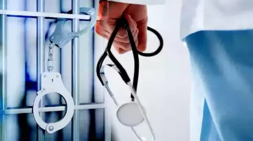 توقيف طبيبة بتهمة تلقي رشوة بمبلغ 7000درهم مقابل إصدار شهادتين طبيتين تحتويان على فترة وهمية للعجز البدني..