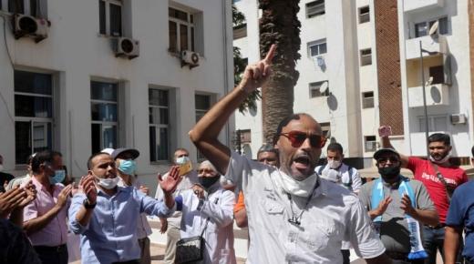 أطقم طبية بالمغرب تحتج على ظروف العمل وقلة العاملين وسط أزمة كورونا ومرضى يشتكون من قلّة العناية بهم..