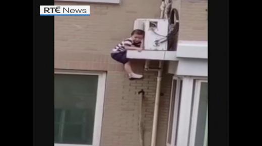 شاهد “فيديو” رجل ينقذ طفلا سقط من الطابق الخامس..