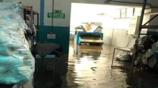 شاهد “فيديو”فاجعة مدينة طنجة معمل ديال النسيج ماتو فيه 26 بسبب المياه ديال شتا ..