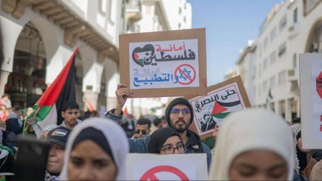فلسطيني يسب المسؤولين المغاربة من قلب مدينة طنجة..