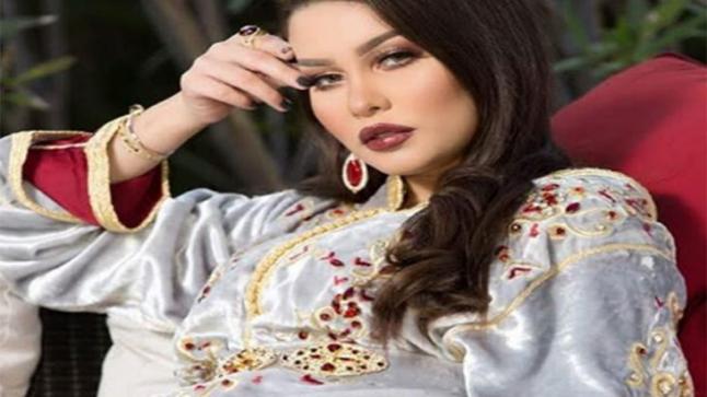 عارضة أزياء مغربية شهيرة تصدم متابعيها بصورتها الفاضحة على البحر ثم تعتذر (صورة)