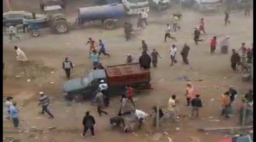 شاهد “فيديو”خطير.. مهاجمة مجموعة من المراهقين لسوق للأضاحي بدعوى غلائها ..