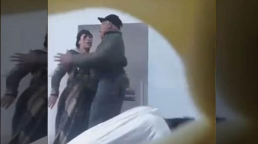 شاهد “فيديو” صادم لإعتداء زوجة أب على ربيبها المعاق بطريقة وحشية..