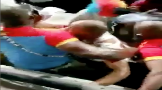 شاهد فيديو.. اعتداء بالضرب والرفس على وزير الرياضة بعد الخروج من الكان