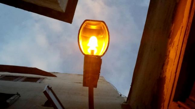 مصابيح الإنارة العمومية تضيئ أحياء وشوارع مدينة وجدة نهارا من المسؤول؟