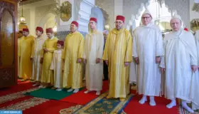 الملك محمد السادس يؤدي صلاة عيد الفطر في الرباط ويتقبل التهاني