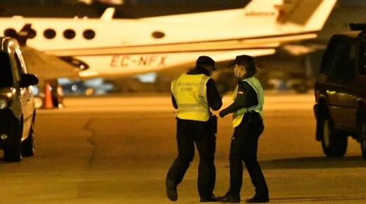 مغاربة يستغلون هبوطا اضطراريا لطائرة ببرشلونة منفذين عملية هروب￼