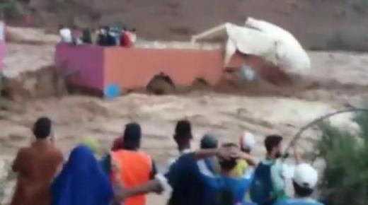 شاهد “فيديو”.. سيول قوية تجرف عددا من المواطنين بأحد الملاعب وتخلف قتلى ومفقودين ضواحي تارودانت