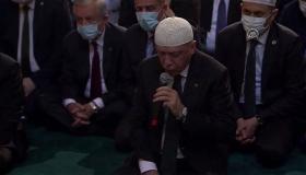 شاهد”فيديو”: أردوغان يتلو آيات من القرآن في أول صلاة جمعة بمسجد آيا صوفيا..