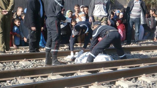 مشهد مأساوي..خمسينية ترمي بجسدها تحت عجلات قطار قرب منطقة الناظور..