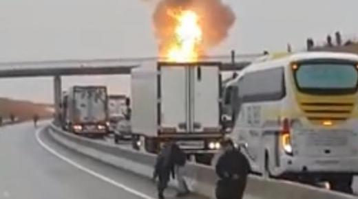 خطير..انقلاب شاحنة وانفجار قنينات غاز بالطريق السيار “فيديو”