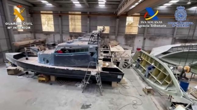 إسبانيا توقف عصابة متخصصة في صنع قوارب فائقة السرعة لنقل المخدرات بحراً..