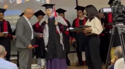 وقاحة..عميد كلية العلوم يرفض تسليم جائزة لطالبة ترتدي الكوفية الفلسطينية..