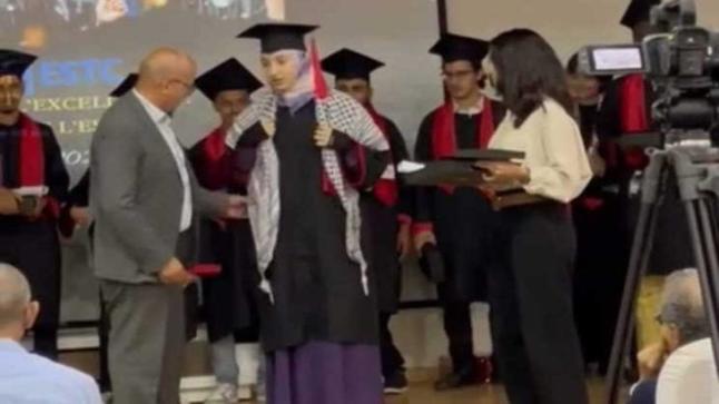 وقاحة..عميد كلية العلوم يرفض تسليم جائزة لطالبة ترتدي الكوفية الفلسطينية..