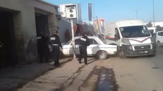 “سائق طاكسي” في حالة هيجان يحطّم سيارة للشرطة إثر محاولة توقيفه