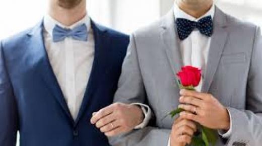 صادم.. سكان قرية في ضواحي هذه المدينة يفشلون حفل زفاف لشابين مثليين؟