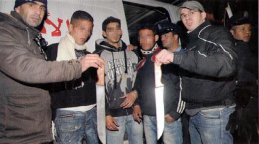 اعتقال 4 أشخاص بينهم قاصرين ظهروا في فيديو مدججين بأسلحة بيضاء