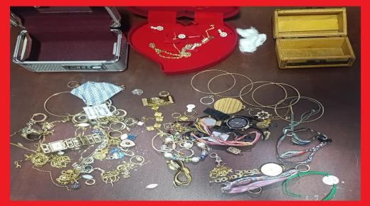 توقيف سيدة تستعمل التدليس والنصب والاحتيال لسلب النساء مجوهراتهن..