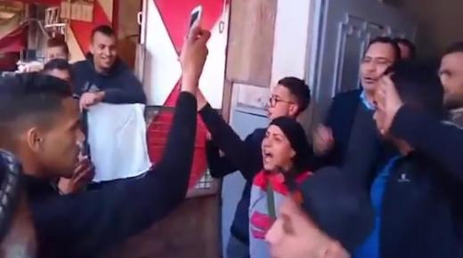 شاهد “فيديو” ساكنة حي التقدم بالرباط تطارد وتحاصر الوزير السابق مصطفى الخلفي