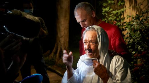 صفعة للرئيس الفرنسي ماكرون الحاقد على الإسلام..رهينة فرنسية محررة تعلن إسلامها..