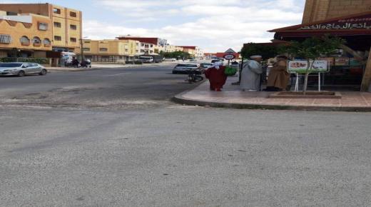 أمام أنظار المسؤولين..طرق محفرة وبنية تحتية مهترئة تعيق السير والجولان بشوارع وأزقة مدينة وجدة..