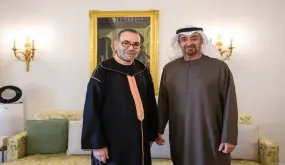 الملك محمد السادس و محمد بن زايد رئيس الإمارات يناقشان قضايا الخليج والشرق الأوسط..