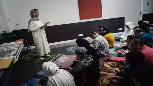 جدل واسع بعد إقامة أول صلاة جمعة مختلطة في باريس بإمامة “كاهنة”
