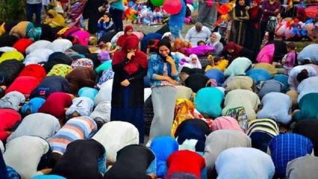 صلاة عيد “مختلطة”رجال بجانب النساء في مصر تثير جدلا واسعا .. ووزارة الأوقاف تعلق على ما وقع