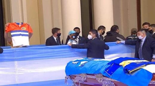 شاهد “فيديو” مراسيم وداع مارادونا في القصر الرئاسي الأرجنتيني..