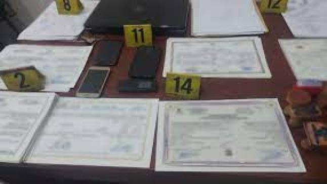 توقيف شخصين وهما في حالة تلبس بحيازة وترويج دبلوم جامعي مزور..