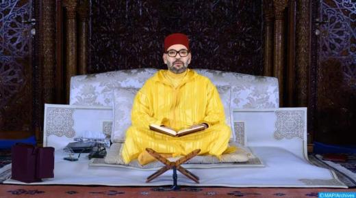 أمير المومنين يترأس حفل إحياء ليلة القدر ويصلي العشاء والتراويح جلوسا..