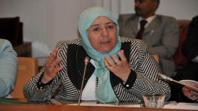 برلمانية تهاجم منتقدي البرلماني “الغشاش” وتصفهم بـ”الكلاب المسعورة والجائعة”