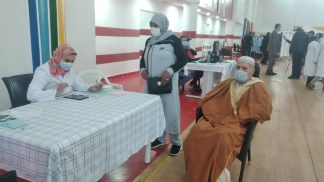 قائد يواكب حملة التلقيح ضد “كورونا” باستخدام القوة ضد المواطنين..