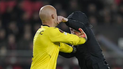 “السجن ” لمشجع هاجم حارس مرمى إشبيلية في مباراة الدوري الأوروبي￼