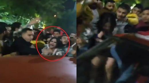 شاهد فيديو صادم يشعل مواقع التواصل الاجتماعي.. شبان يتحرشون بشابة “مغربية” وسط الشارع العام بمصر