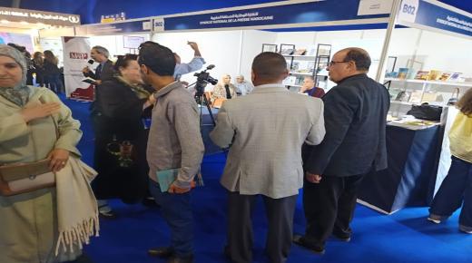 حفل توقيع “أفكر مثل غيمة عارية” للشاعر المغربي العربي مصطفى قشنني بالمعرض الدولي للنشر والكتاب بالرباط (صور)..