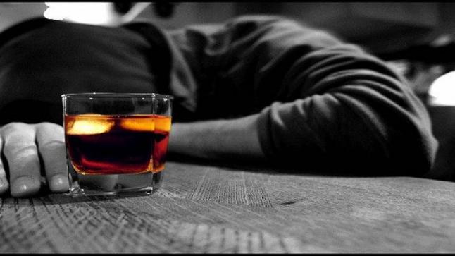 الكشف عن خطر جديد يهدد المدمنين على تناول المشروبات الكحولية يوميا