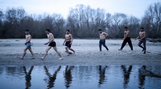 هكذا تعاملت الشرطة اليونانية مع مهاجرين بينهم مغاربة..